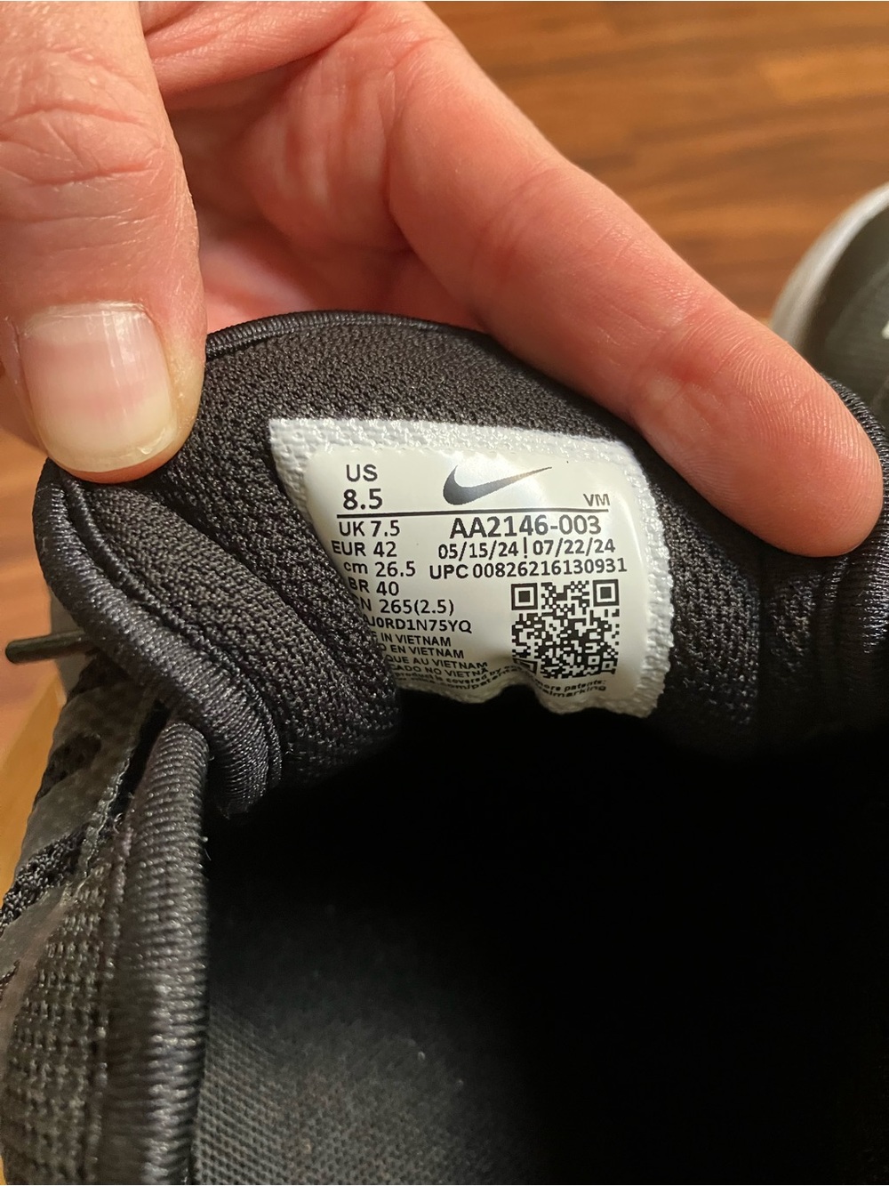 Nike Black and White Running Sneakers with Visible Air Unit - Picture 5 of 5